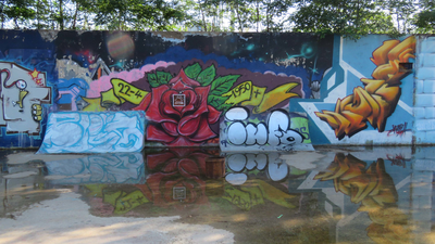 833757 Afbeelding van een enkele graffitikunstwerken uit 2017, op een muur langs het skatepark De Yard 2.0 op het ...